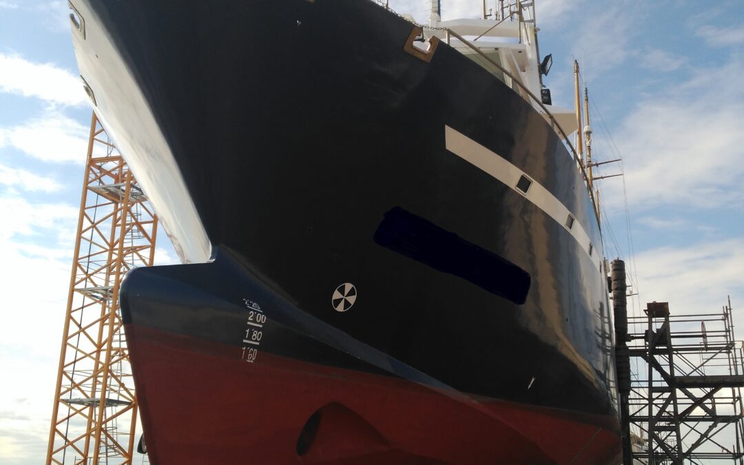 Instalación sonar en buque atunero con casco de composite