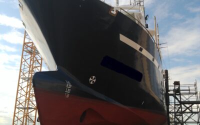 Instalación sonar en buque atunero con casco de composite